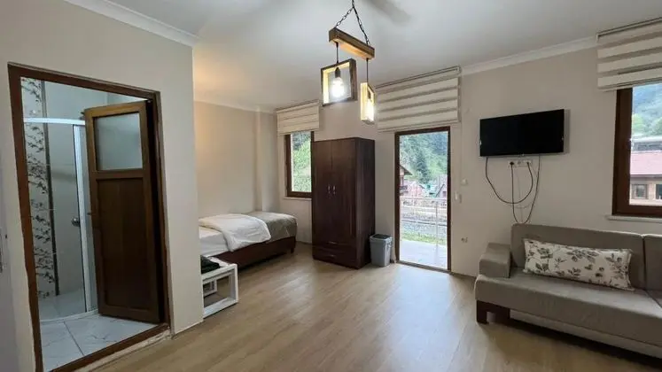 Dört Kişilik Oda, Bahçe veya Sokak Manzaralı, Balkonlu
