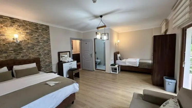 Dört Kişilik Oda, Bahçe veya Sokak Manzaralı, Balkonlu