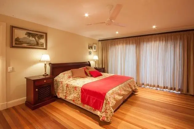 Deluxe Tek Büyük Yataklı Oda, Balkon, Bahçe Manzaralı (Cosmos)