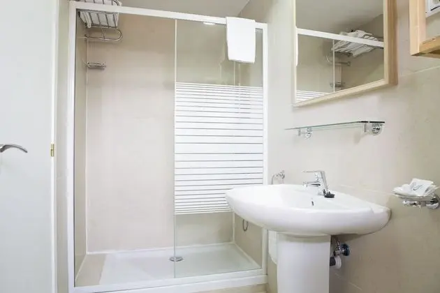 Tek Büyük Yataklı Oda, Balkon, Liman Manzaralı