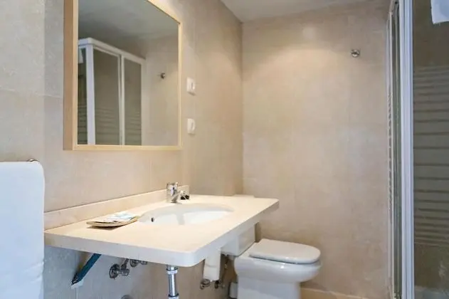 Tek Büyük Yataklı Oda, Balkon, Liman Manzaralı