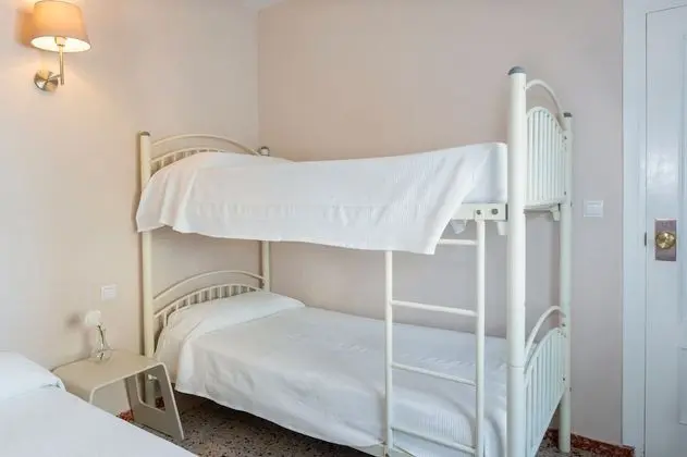 Üç Kişilik Oda, Ortak Banyo (3 beds)