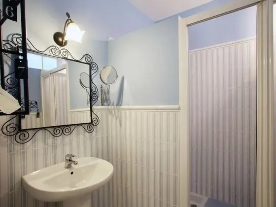 İki Ayrı Yataklı Oda, Ortak Banyo