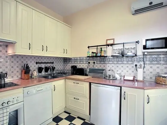 İki Ayrı Yataklı Oda, Ortak Banyo
