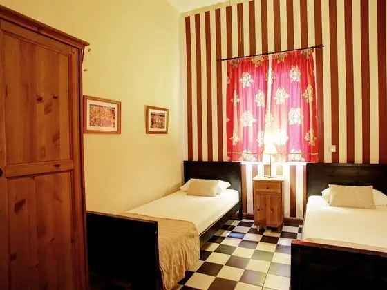 Tek Büyük Yataklı Oda, Ortak Banyo