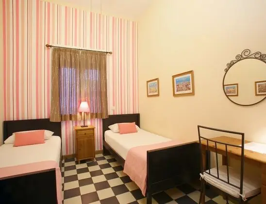 Tek Büyük Yataklı Oda, Ortak Banyo
