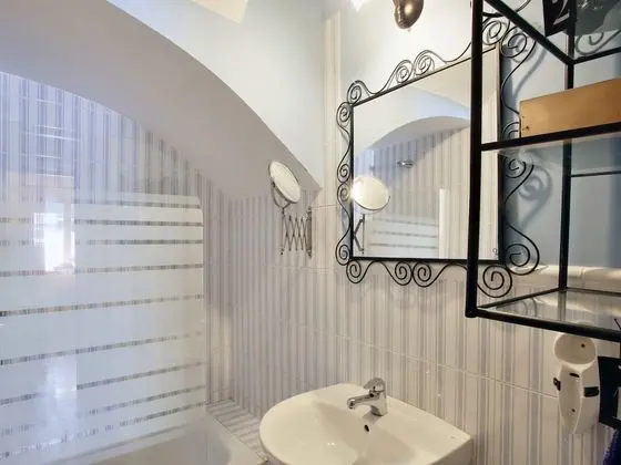 Tek Büyük Yataklı Oda, Ortak Banyo
