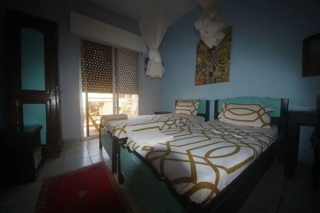 İki Ayrı Yataklı Oda, Ortak Banyo