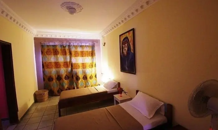 İki Ayrı Yataklı Oda, Ortak Banyo