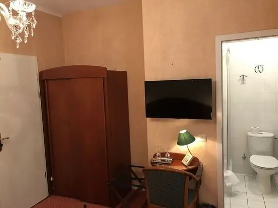 Tek Büyük Yataklı Oda, Avlu