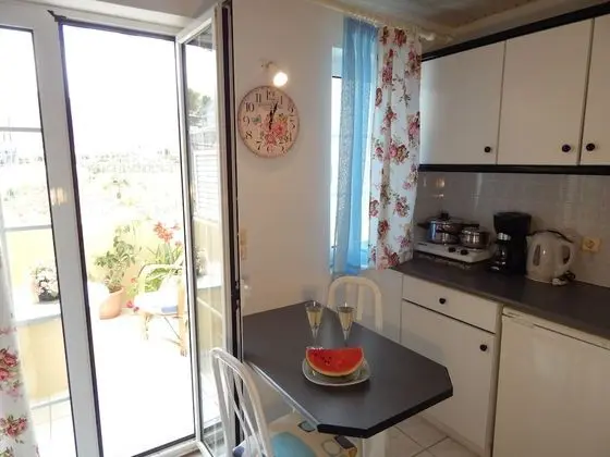 Stüdyo, Bahçe Manzaralı