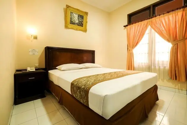 DELUXE POOL ROOM