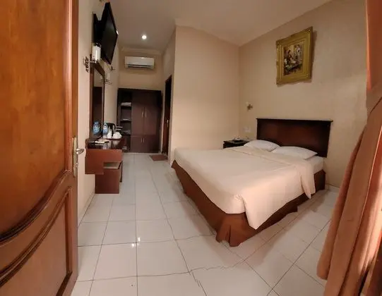DELUXE POOL ROOM