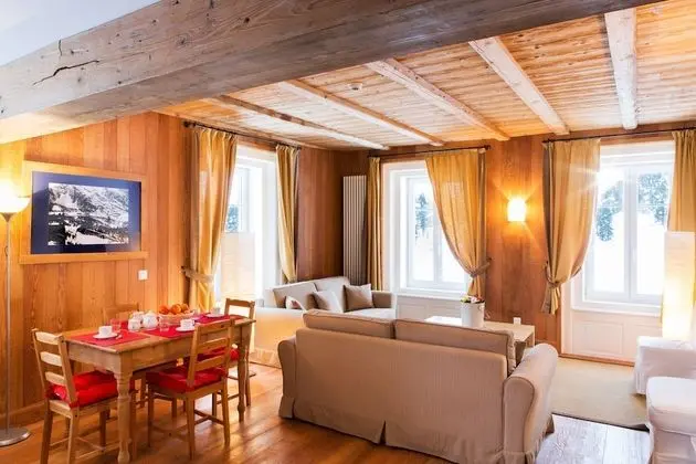 Apart Daire, 3 Yatak Odası, Küçük Mutfak, Ek Bina