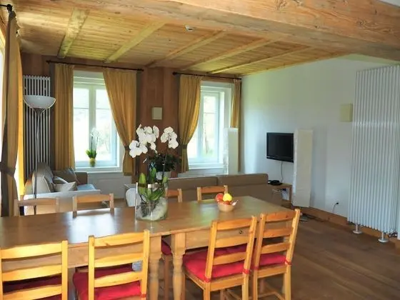 Apart Daire, 3 Yatak Odası, Küçük Mutfak, Ek Bina