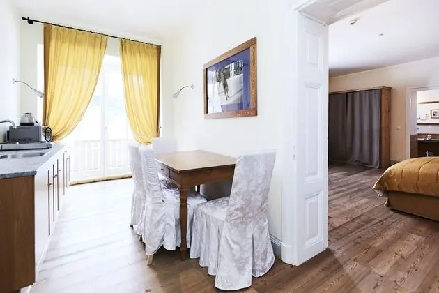 Apart Daire, 3 Yatak Odası, Küçük Mutfak, Ek Bina