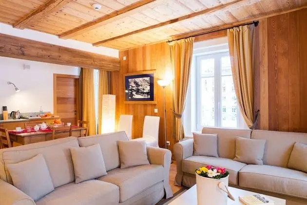 Apart Daire, 3 Yatak Odası, Küçük Mutfak, Ek Bina