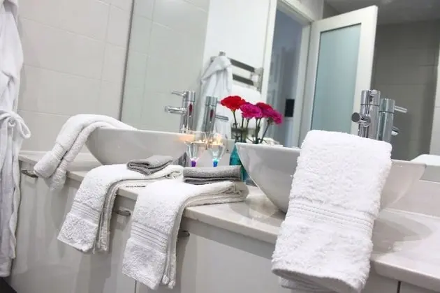 Comfort Tek Büyük Yataklı Oda, Balkon, Bahçe Manzaralı (King)