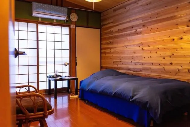 Üç Kişilik Oda, Sigara İçilmez (Hiyoko)