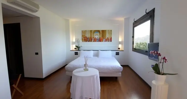 Junior Üç Kişilik Oda, Birden Çok Yatak, 2 Banyolu, Tepe Manzaralı