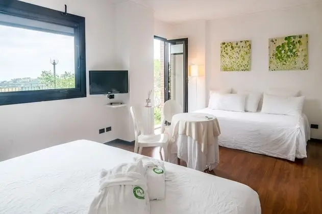 Junior Üç Kişilik Oda, Birden Çok Yatak, 2 Banyolu, Tepe Manzaralı