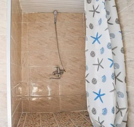 Üç Kişilik Oda, Ortak Banyo