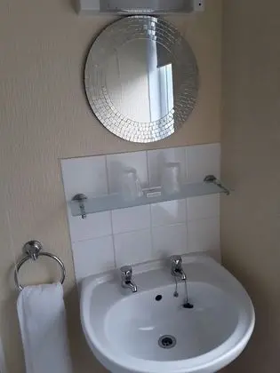 Tek Büyük Yataklı Oda (Small Double, Room 5)