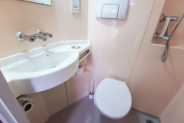 Tek Büyük Yataklı Oda (1st floor front)