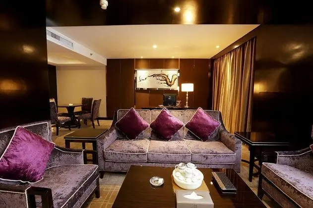 Suit Deluxe Executive