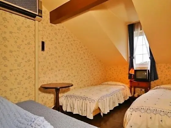 İki Ayrı Yataklı Oda, Ortak Banyo