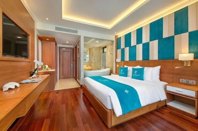 Deluxe King Ocean Front With Balcony - Free 30m Foot Massage