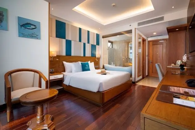 Deluxe King Ocean Front With Balcony - Free 30m Foot Massage