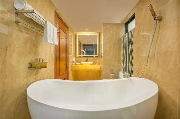 Deluxe King Ocean Front With Balcony - Free 30m Foot Massage