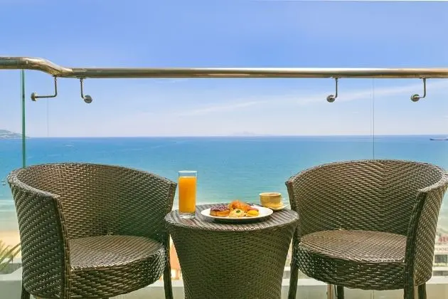 Deluxe King Ocean Front With Balcony - Free 30m Foot Massage