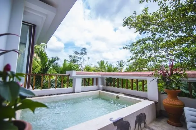 Colonial Suite with Outdoor Jacuzzi - Free Airport Transfers + Daily Afternoon Tea + Daily Massage