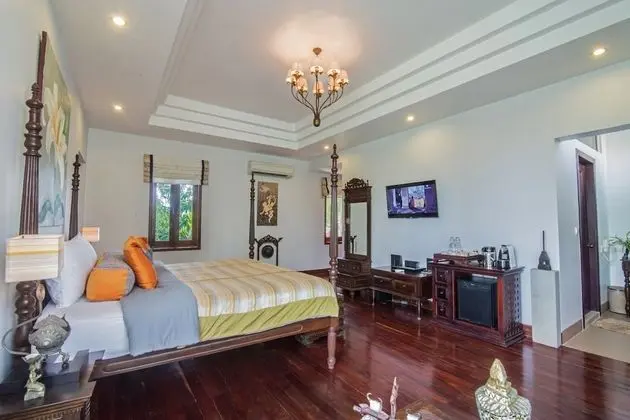 Colonial Suite with Outdoor Jacuzzi - Free Airport Transfers + Daily Afternoon Tea + Daily Massage