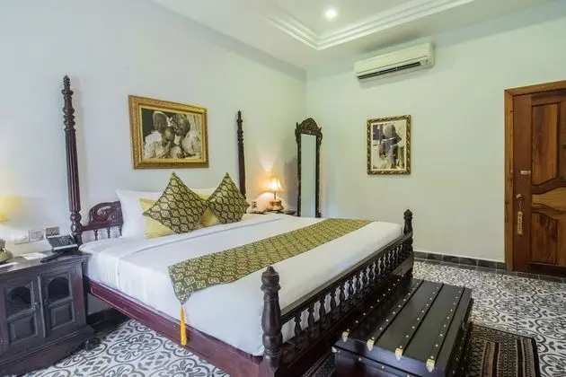 Royal Suite with Bathtub - Free Airport Transfers + Daily Afternoon Tea