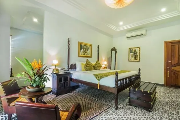 Royal Suite with Bathtub - Free Airport Transfers + Daily Afternoon Tea