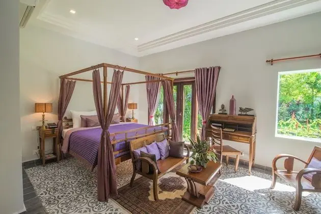 Royal Suite with Bathtub - Free Airport Transfers + Daily Afternoon Tea