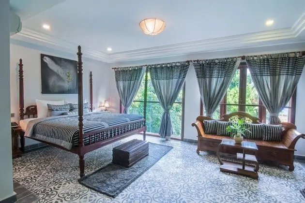Royal Suite with Bathtub - Free Airport Transfers + Daily Afternoon Tea