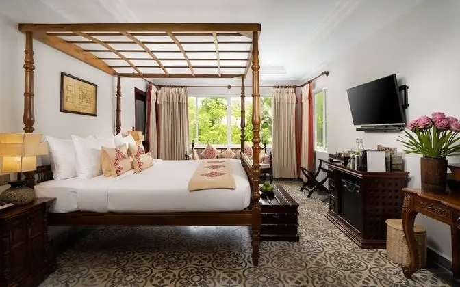 Royal Suite with Bathtub - Free Airport Transfers + Daily Afternoon Tea