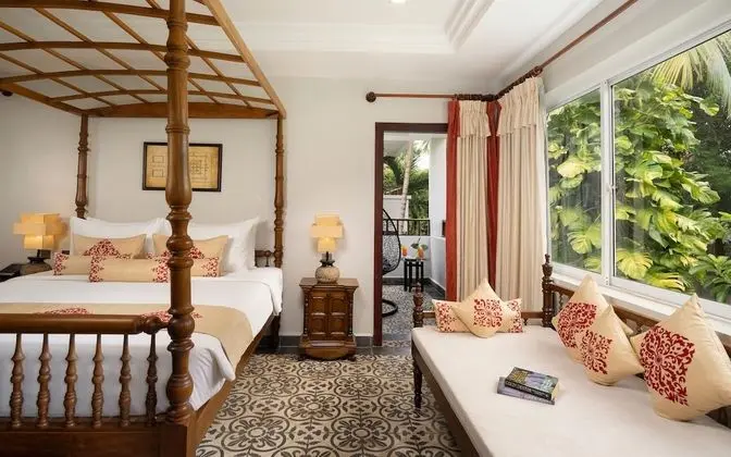 Royal Suite with Bathtub - Free Airport Transfers + Daily Afternoon Tea