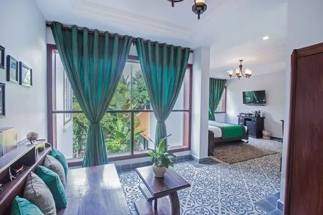Royal Suite with Bathtub - Free Airport Transfers + Daily Afternoon Tea