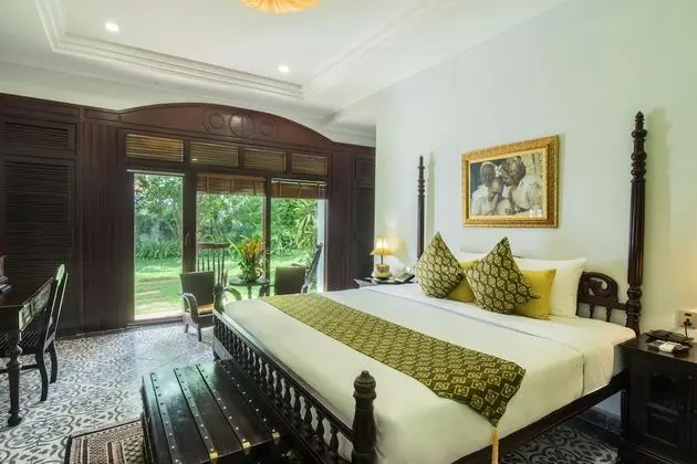 Royal Suite with Bathtub - Free Airport Transfers + Daily Afternoon Tea