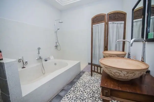 Royal Suite with Bathtub - Free Airport Transfers + Daily Afternoon Tea