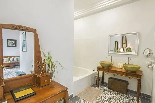 Royal Suite with Bathtub - Free Airport Transfers + Daily Afternoon Tea