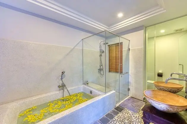 Royal Suite with Bathtub - Free Airport Transfers + Daily Afternoon Tea