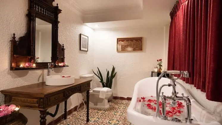 Colonial Honeymoon Suite - Free Airport Transfers + Daily Afternoon Tea