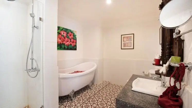 Colonial One-Bedroom Suite - Free Airport Transfers + Daily Afternoon Tea