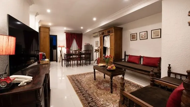 Colonial Two-Bedroom Suite - Free Airport Transfers + Daily Afternoon Tea